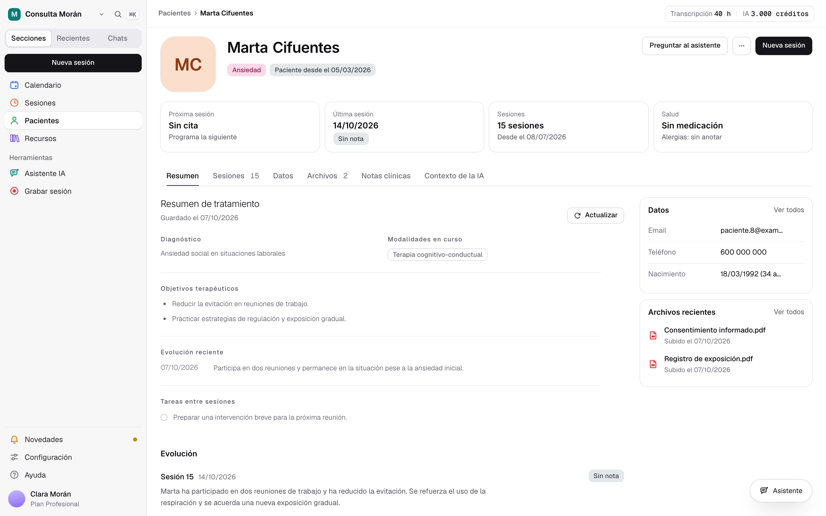 Ficha de paciente con datos personales, contacto e historia clínica